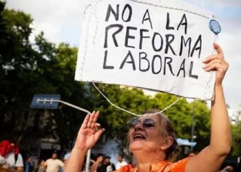 Enquanto Brasil discute fim da escala 6×1, Argentina vai na contramão do mundo com reforma que retira direitos e permite jornada de até 12 horas por dia