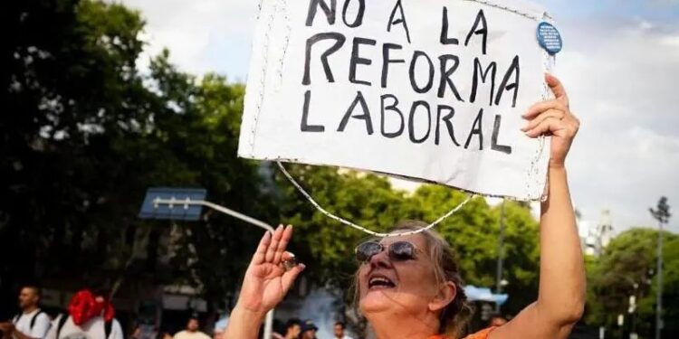 Enquanto Brasil discute fim da escala 6×1, Argentina vai na contramão do mundo com reforma que retira direitos e permite jornada de até 12 horas por dia